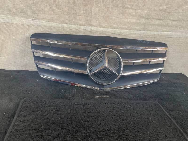 решетка радиатора - Mercedes-Benz E-CLASS