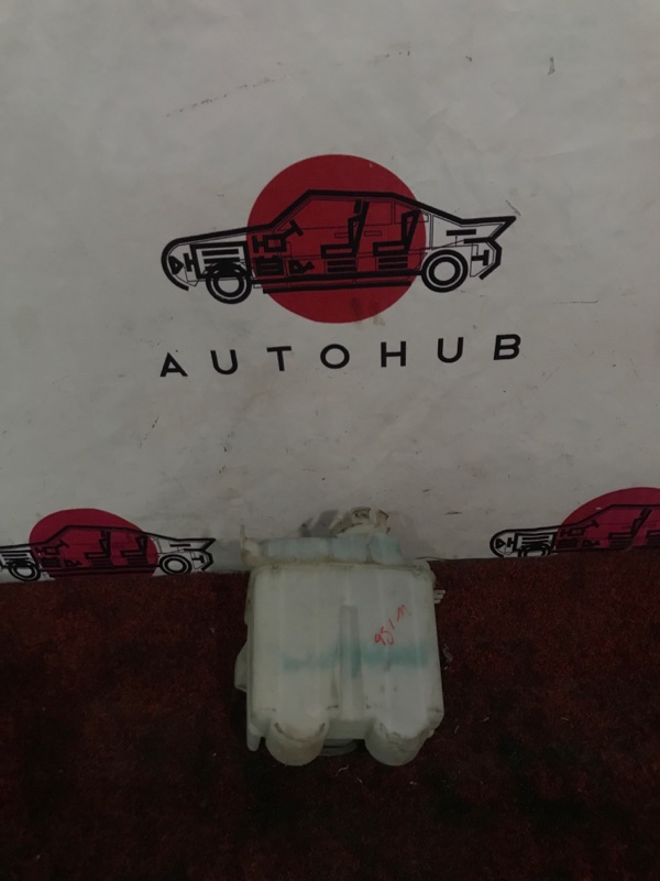 бачок омывателя - Toyota WISH