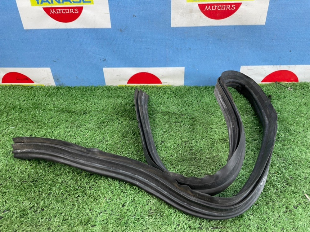 уплотнитель капота - Mercedes-Benz E-Class
