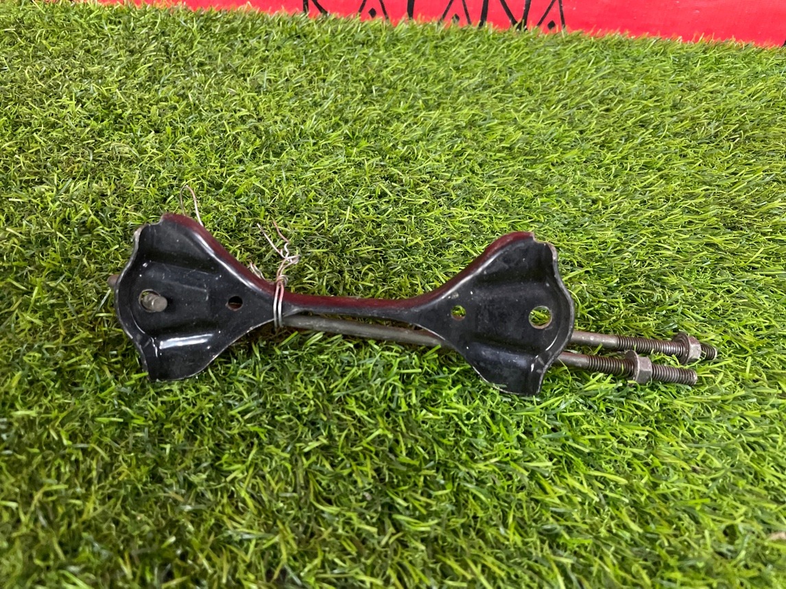 крепление аккумулятора - NISSAN PRIMERA